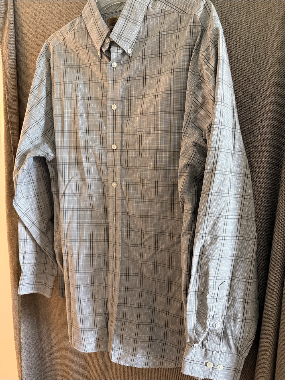 Roundtree & Yorke Men's Light Gray Plaid Button-Down Dress Shirt